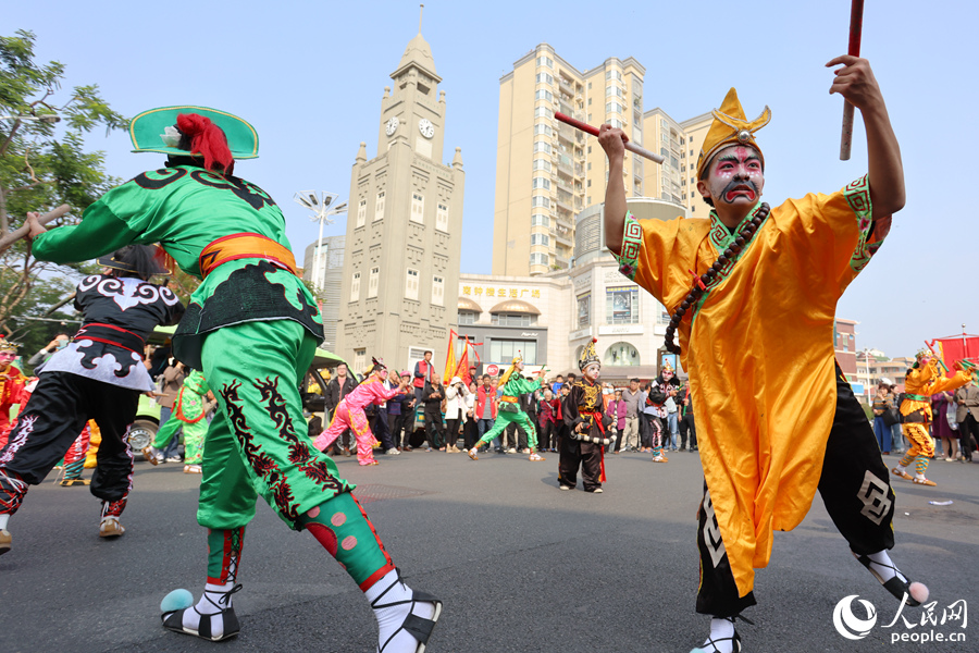 潮汕英歌舞队伍在同安钟楼前展演，色彩绚丽的服装引人关注。人民网记者 陈博摄