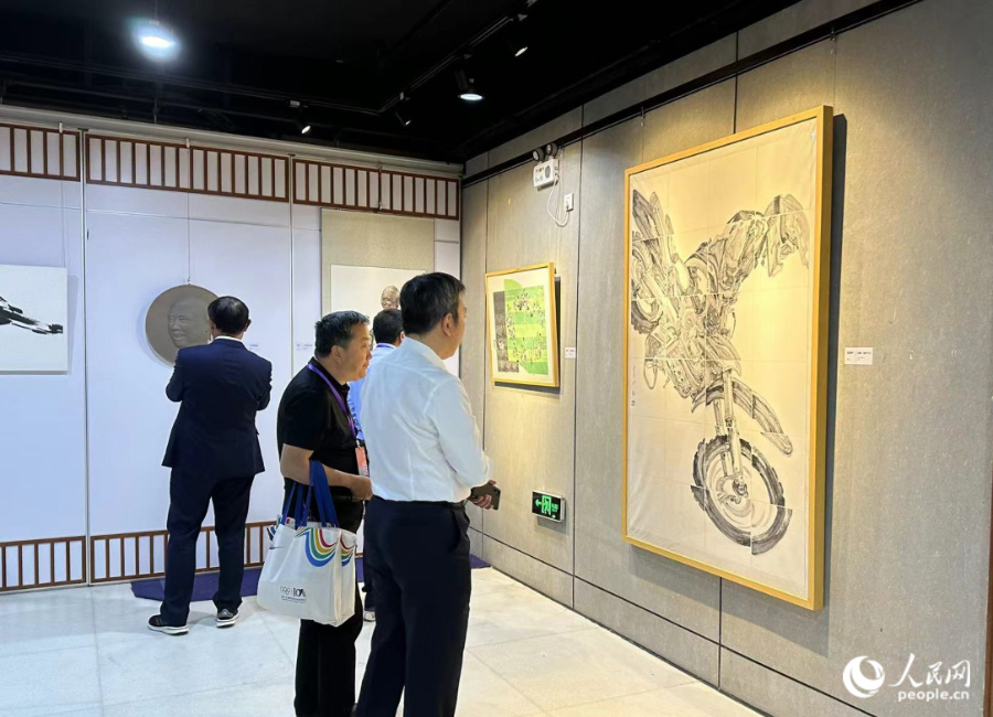 此次展览共计展出中国画、油画、雕塑、影像等作品200余件。人民网记者 张萌摄
