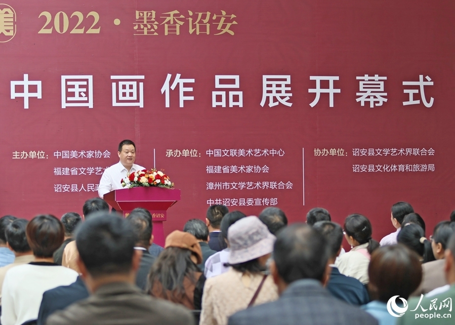 中國美協分黨組成員、副秘書長章雲致辭，隨后宣布“2022•墨香詔安——中國畫作品展”開幕。人民網 李昌乾攝