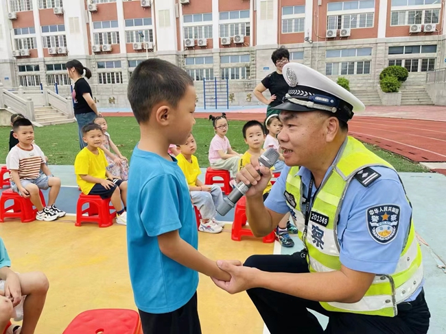 2023年10月1日，集美分局交警大队后溪中队民警黄海勇到集美区东边小学组织开展形式多样的“开学第一课”，培育学生“知危险会避险”能力，切实增强交通法治观念、文明理念和安全意识，保障广大中小学生文明出行、平安上学。.jpg