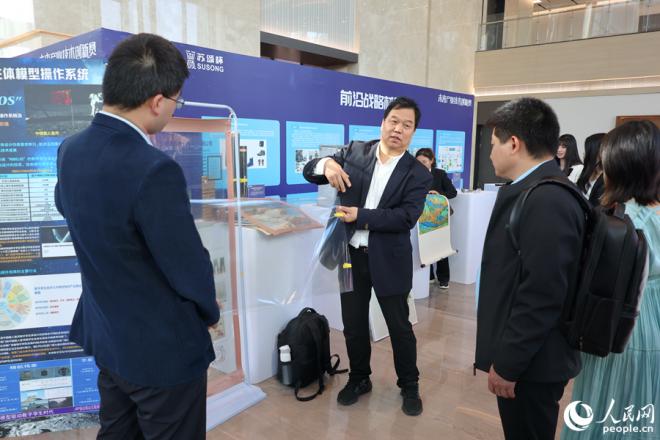 参赛选手向观众们展示技术成果。人民网记者 陈博摄
