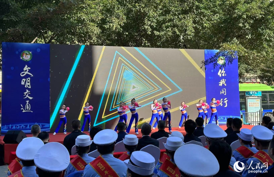 开场舞表演。人民网记者 张萌摄