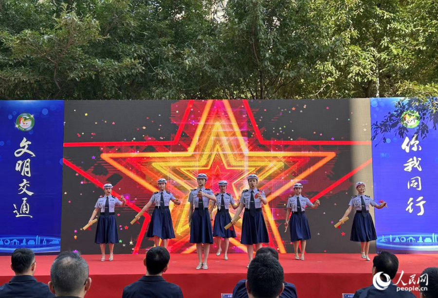 快板书表演《飒爽英姿女骑警》。人民网记者 张萌摄