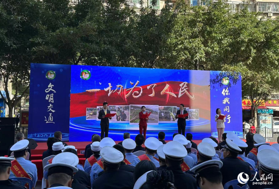朗诵叙事诗《一切为了人民》。人民网记者 张萌摄
