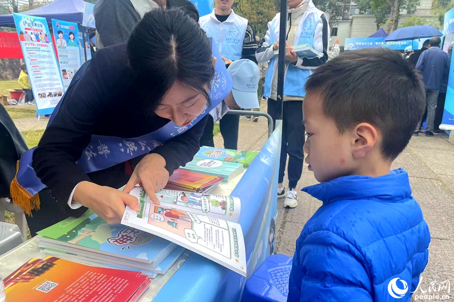 共建单位志愿者用漫画向小朋友普法。人民网记者 林盈摄
