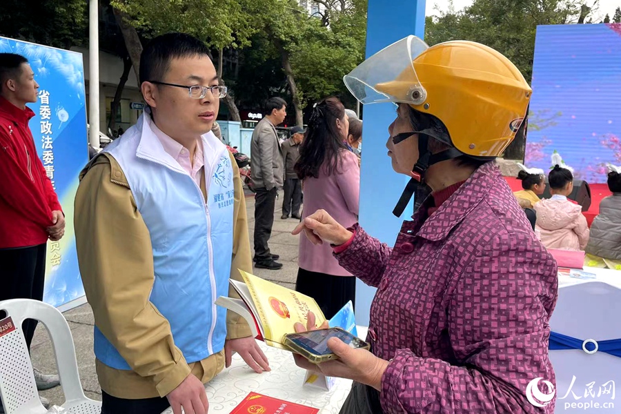 市民前来咨询法律问题。人民网记者 林盈摄