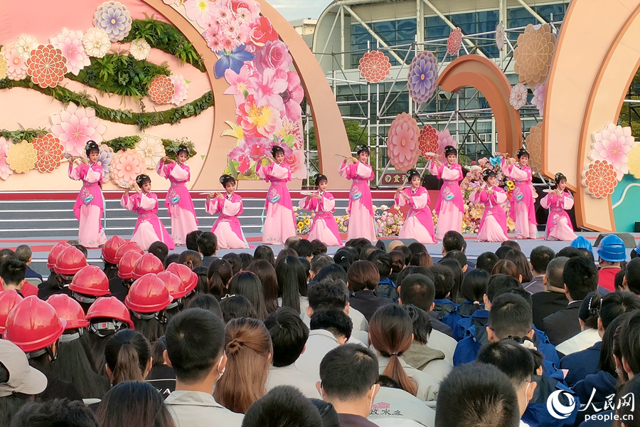 高甲戏《百花争艳》。人民网记者 陈博摄