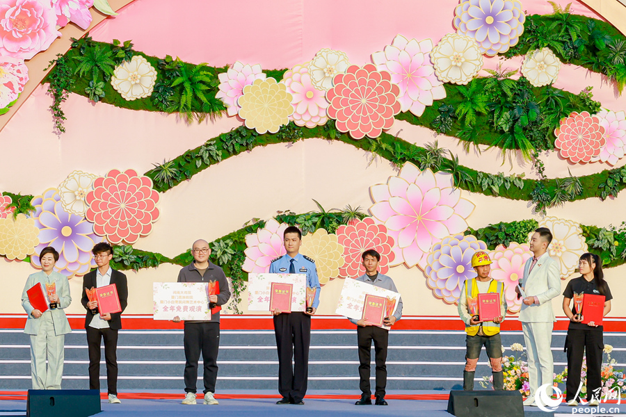 2023厦门市职工文化节·职工达人秀“十佳网红达人”荣誉颁发。人民网记者 陈博摄