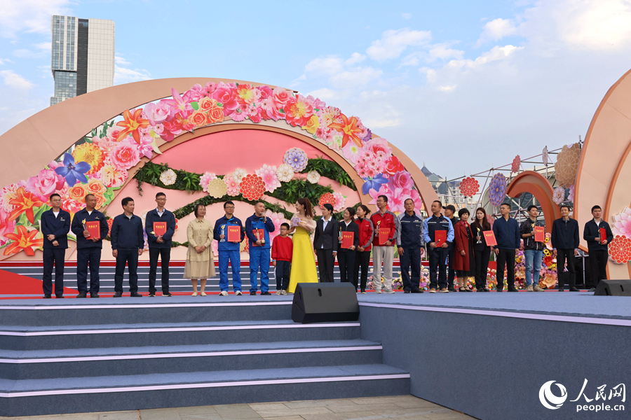 厦门市制造业“十优产业工人”荣誉颁发。人民网记者 陈博摄