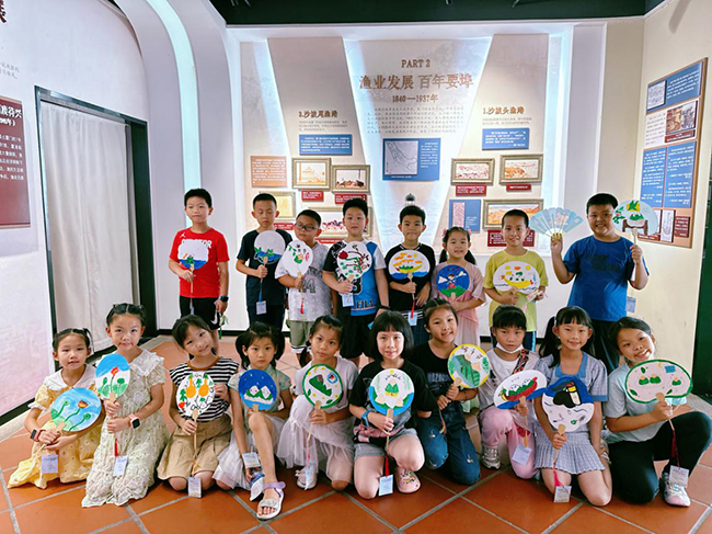 小蜜蜂课堂课堂：七彩夏日行，端午画蒲扇。陈速红摄