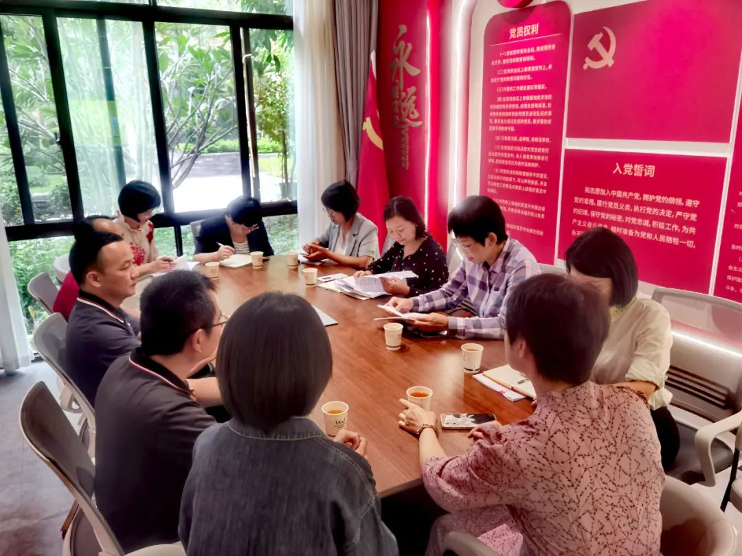 黃淑紅向基層群眾和婦女工作者傳達了中國婦女第十三次全國代表大會精神。