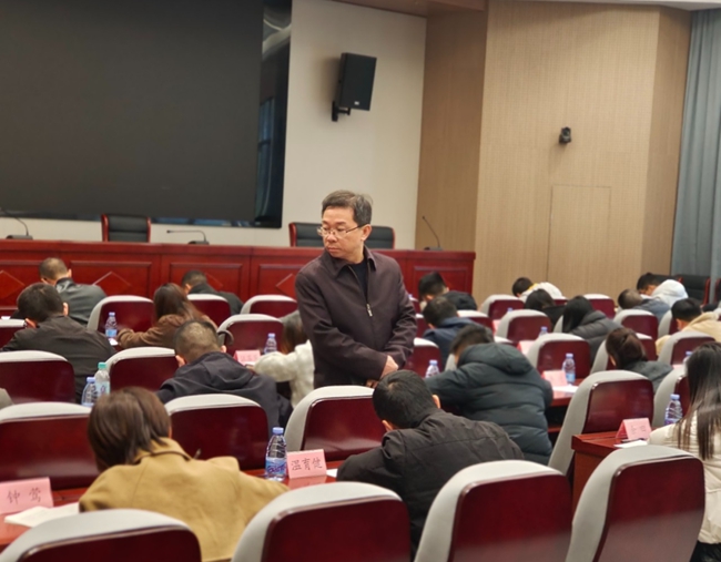 古田县委书记出考题当考官，考生们认真作答。古田县融媒体中心供图