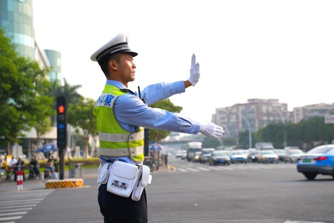  The traffic police dredge the road traffic. Courtesy of Traffic Police Detachment of Xiamen Public Security Bureau