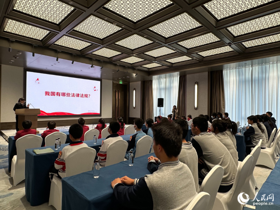 當天，廈門市法治副校長代表為30名青少年學生首期法治實踐課。人民網記者 張萌攝