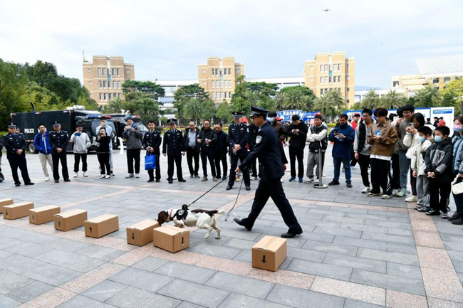 训练有素的警犬现场带来了精彩的警犬科目表演。福州公安供图