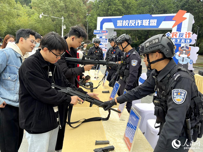 警务装备展示区吸引师生体验打卡。人民网 谢星宇摄