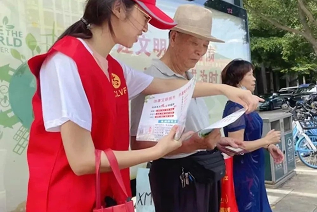向群眾發放宣傳單。