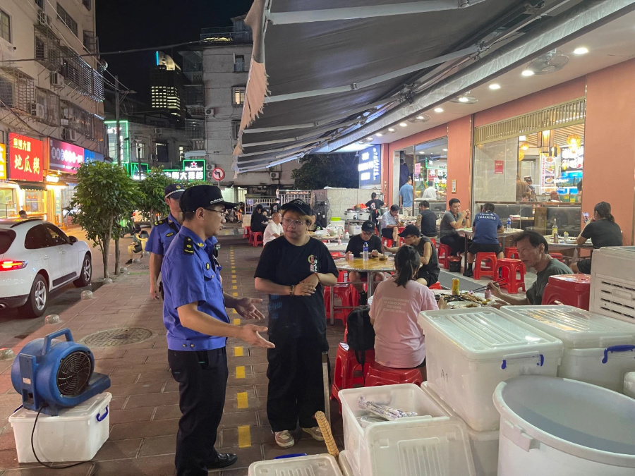 执法人员上门督导适当跨店经营。厦门市执法局供图