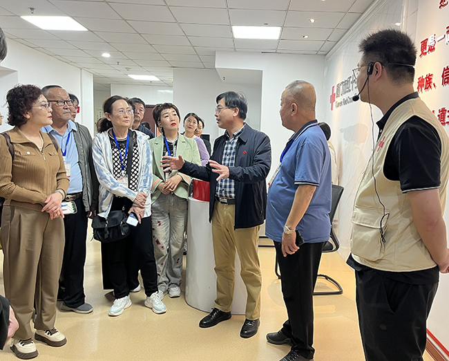  The members of the Xiamen Red Cross Party Group and the Vice President introduced the construction of the Xiamen Red Cross Philanthropy Posthouse to the members of the investigation and exchange training class. Photographed by Zhu Haiyu