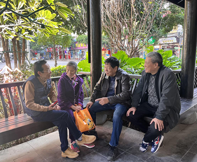 福清市老黨員在玉屏街道向高街口袋公園收聽“紅色小廣播”。福清市融媒體中心供圖