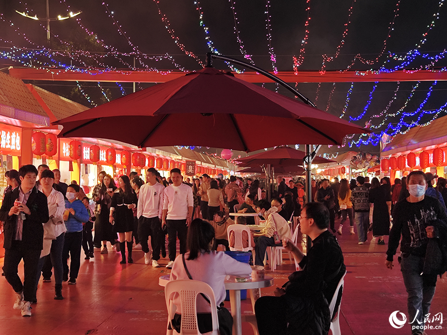 一年一度的“沙县小吃节”自1997年启动以来从未间断，今年已是第26届。图为2023年中国(沙县)小吃旅游文化节暨海峡两岸美食节现场。人民网 黄东仪摄