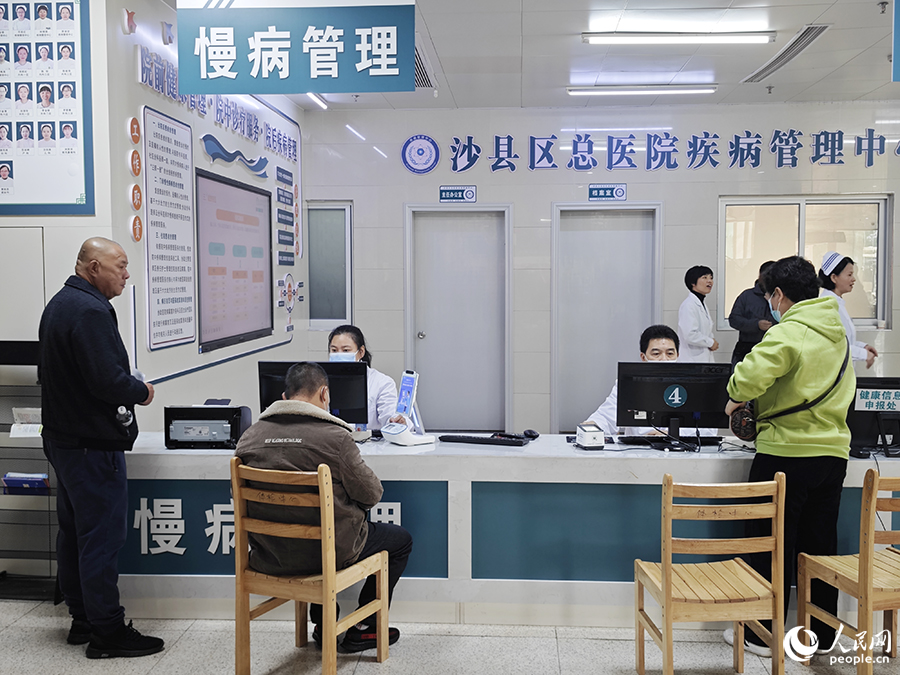患者在沙县区总医院疾病管理中心进行咨询。人民网 黄东仪摄