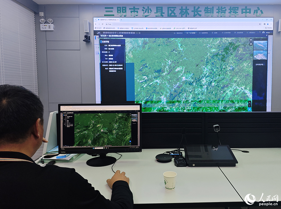 沙县区林业局工作人员通过福建省林业无人机管理信息系统对辖区內林地进行监测。人民网 黄东仪摄