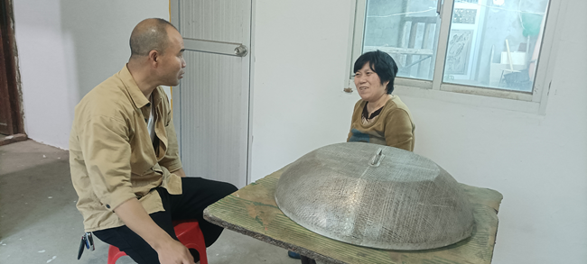 下园村党总支书记、镇第15届党代表王文钿在村民杜珠妹家走访。连江县融媒体中心供图