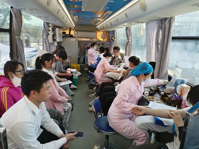 血液采集现场。福建省血液中心供图