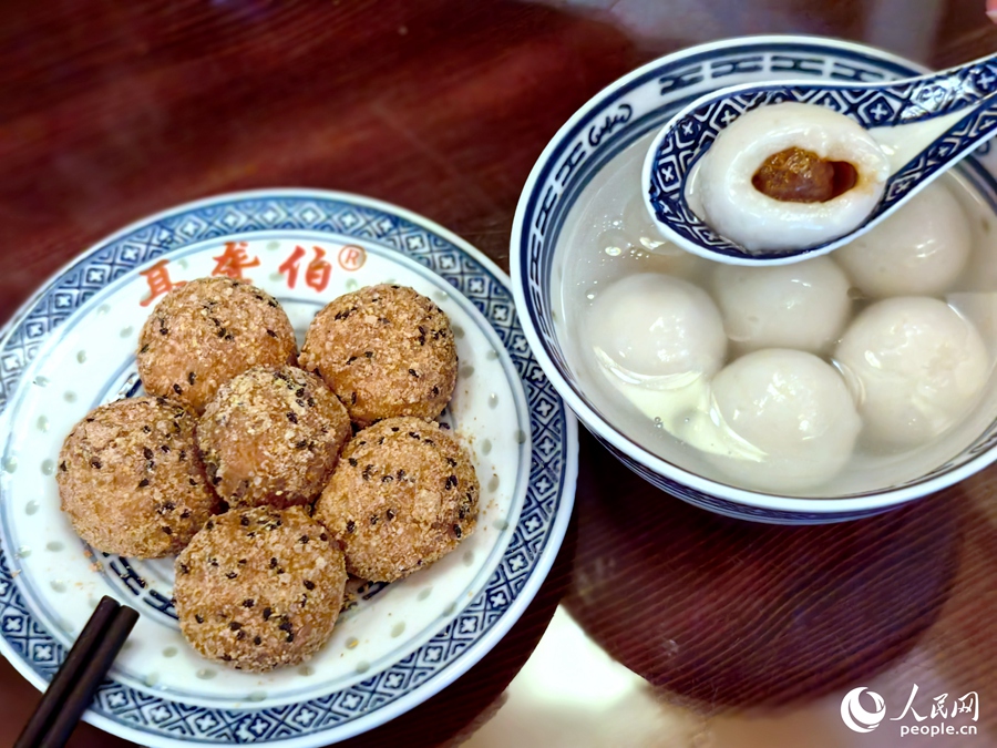 芝麻糍和元宵，是福州冬至最受欢迎的节气小食。元宵不同于甜口的汤圆，是咸香的肉馅儿。人民网 叶青卿摄