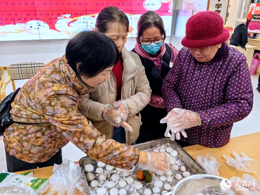 “搓米时聚搓搓，节节年年高；搓米时齐搓搓，依奶疼依哥……”几位福州依姆（阿姨）一边搓“米时”，一边唱起福州话版的冬至童谣。人民网 叶青卿摄