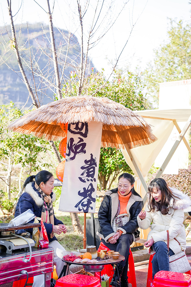 游客圍爐而坐品熱茶。武夷山市數字武夷電子商務發展有限公司供圖