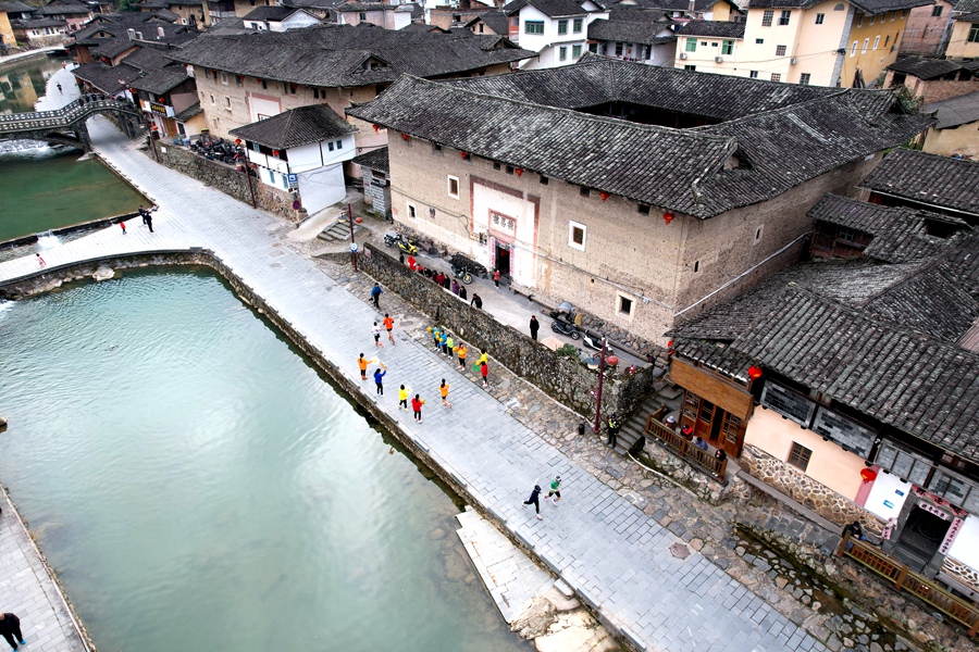 3.绿水间、土楼前，参赛者畅跑，体验原生态美。余祥龙摄.jpg