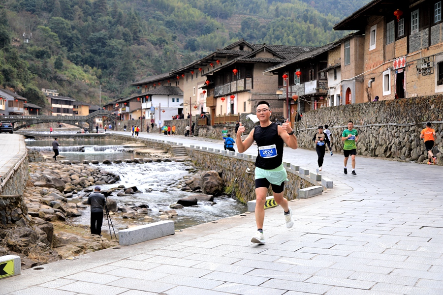 5.绿水青山间，参赛者在世遗赛道畅跑，体验原生态美。余祥龙摄