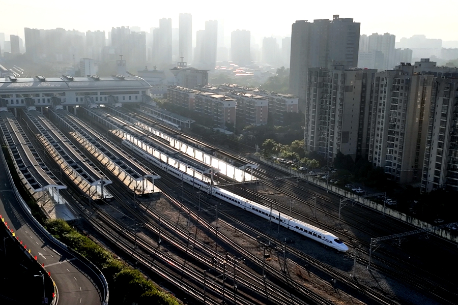 12月26日，D9958次列車駛出龍岩站。陳明攝