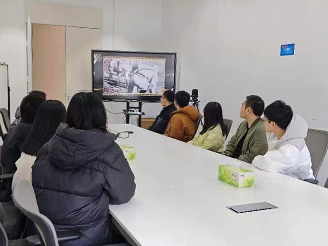 恆安集團“心相印”車間黨支部黨員集中收看《榜樣8》