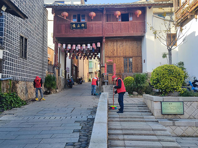 图为永泰县局（分公司）志愿服务队在永阳古城清扫卫生。陈学磊供图