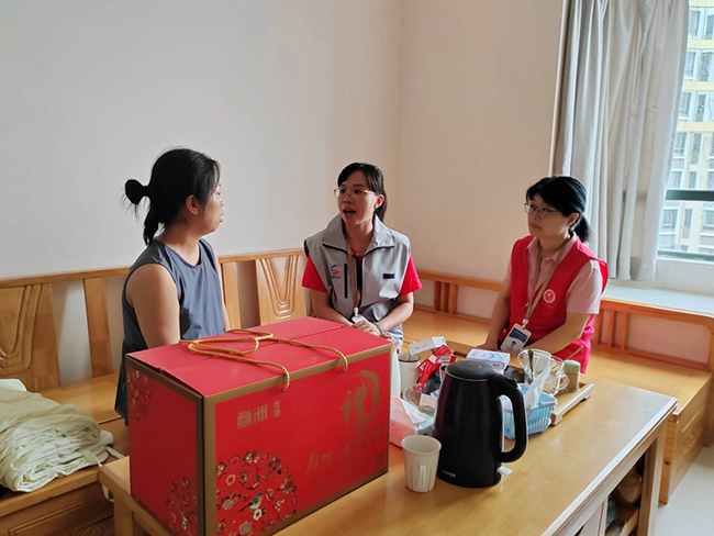 上门入户开展帮扶慰问工作。厦门市民政局供图