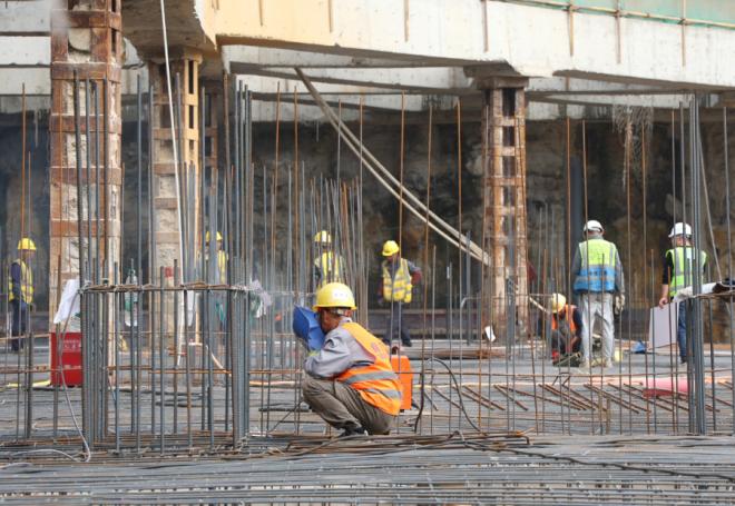 厦门西海湾邮轮城5#地块EPC项目，工人正在电焊地下室墙柱定位筋。中建海峡厦门公司供图