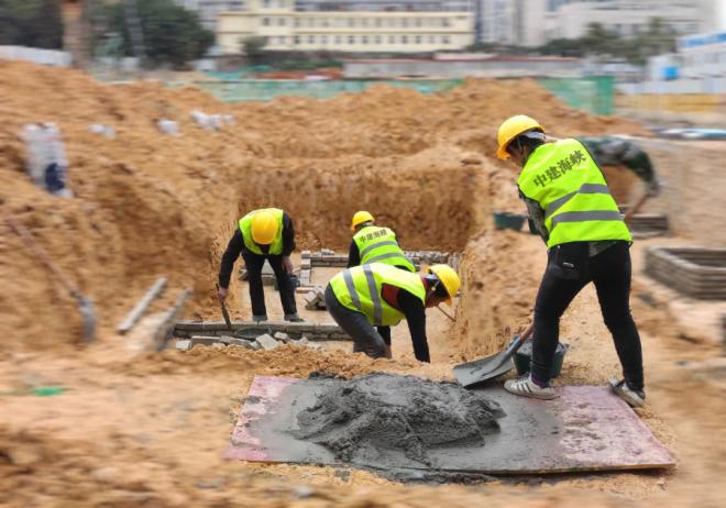 厦门湖里2023P06地块项目，工人正在进行砖胎膜砌筑。中建海峡厦门公司供图