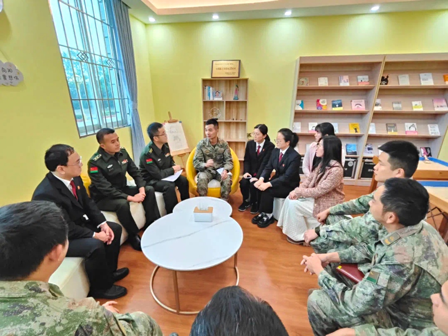 深入军营了解部队官兵法治需求。同安法院供图