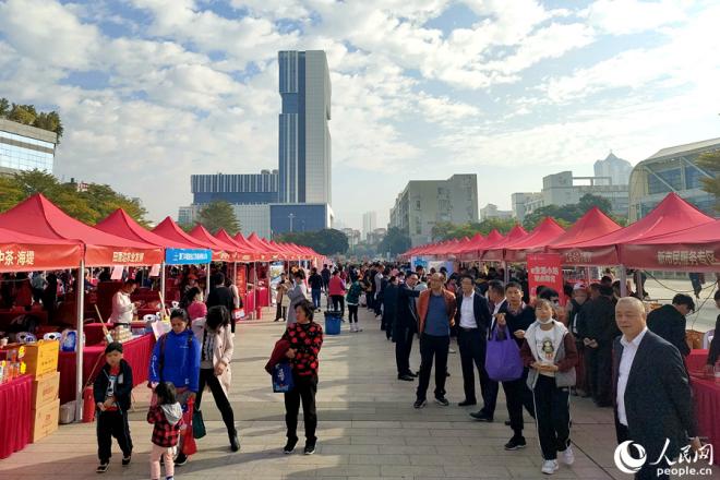 为庆祝厦门工会会员服务卡发行11周年,工会会员服务日活动全天举行。人民网记者 陈博摄