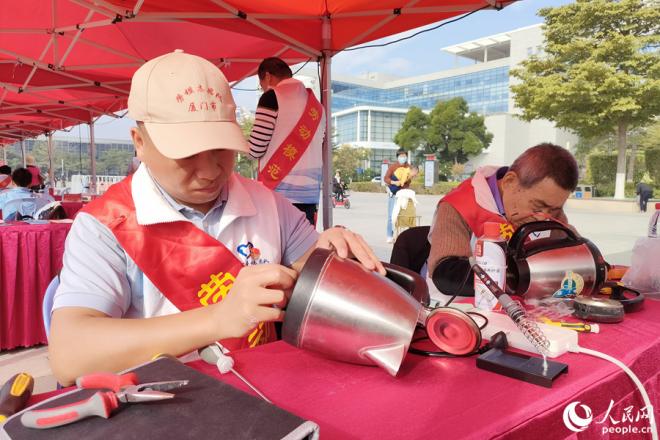 劳模志愿服务队为广大市民提供多种形式的服务。人民网记者 陈博摄