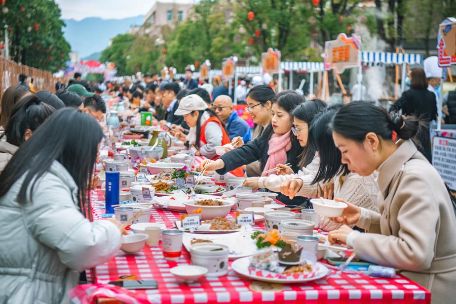 現場市民游客共享美食盛宴。楊柳州攝