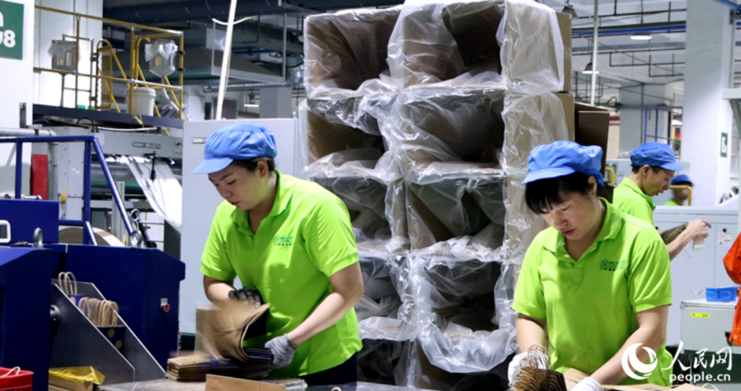 在南王科技环保手工车间，工作人员在进行生产。人民网记者 刘卿摄
