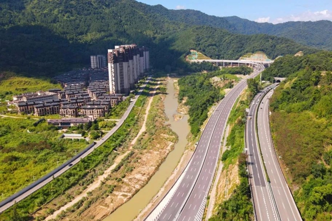 截至2022年底，连江县农村公路总里程达到969.667公里，其中县道135.98公里、乡道536.337公里、村道297.35公里，通建制村硬化公路达100%，