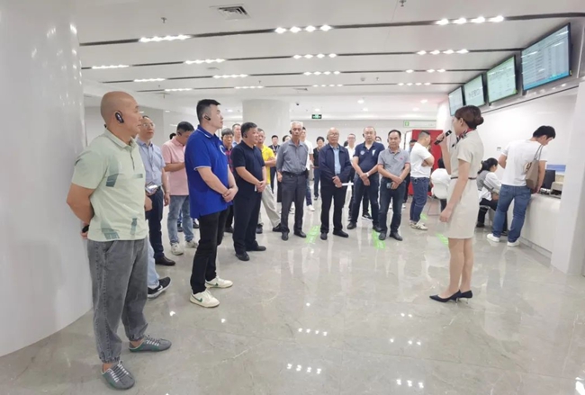 “考察体验团”实地走访医院院区。