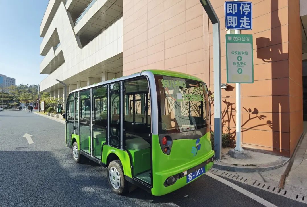 医院投入2辆爱心摆渡车，招手即停，全程免费。