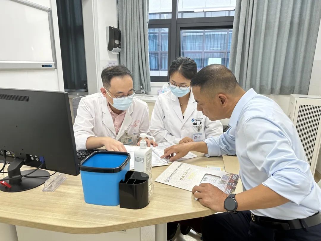 健康管理门诊医师为群众答疑解惑。