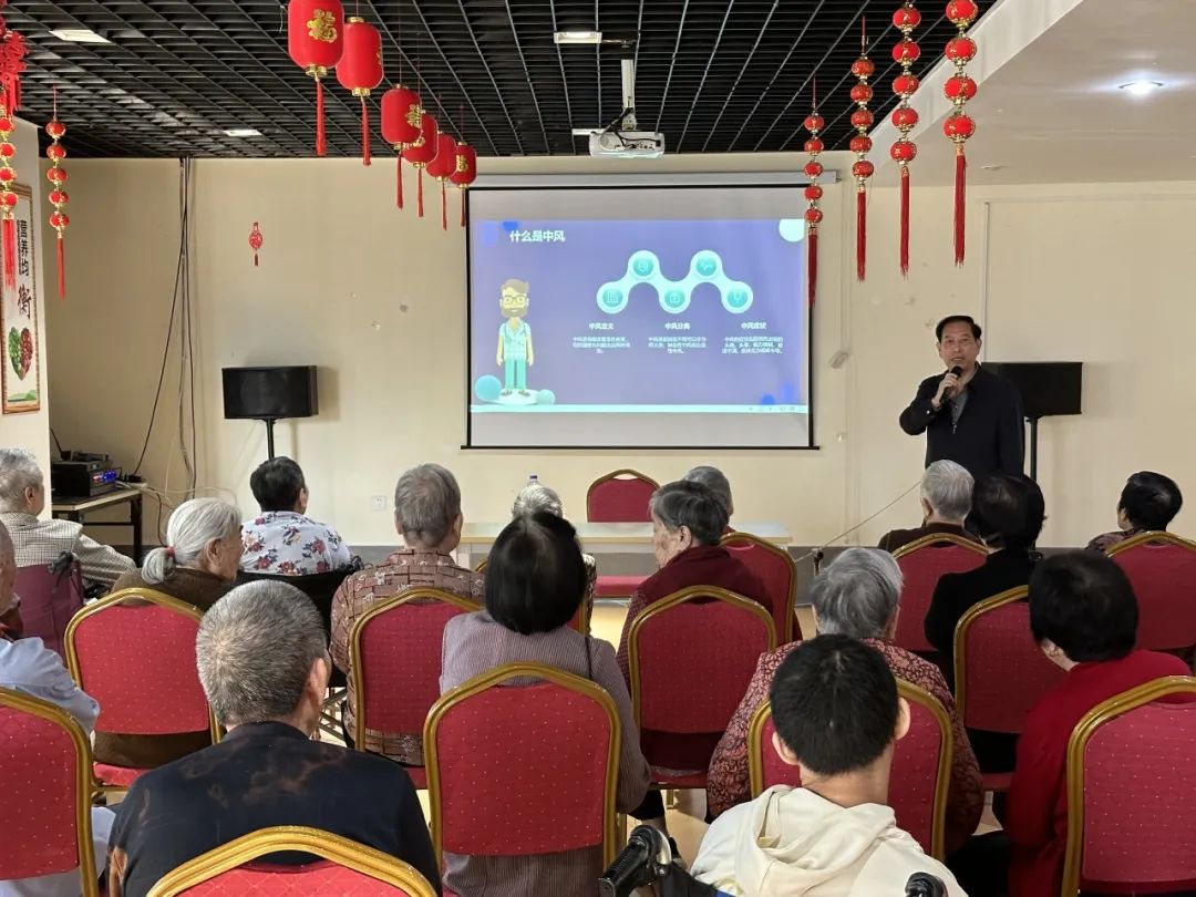 医院离退休支部到晋江福利中心开展老年健康宣教。